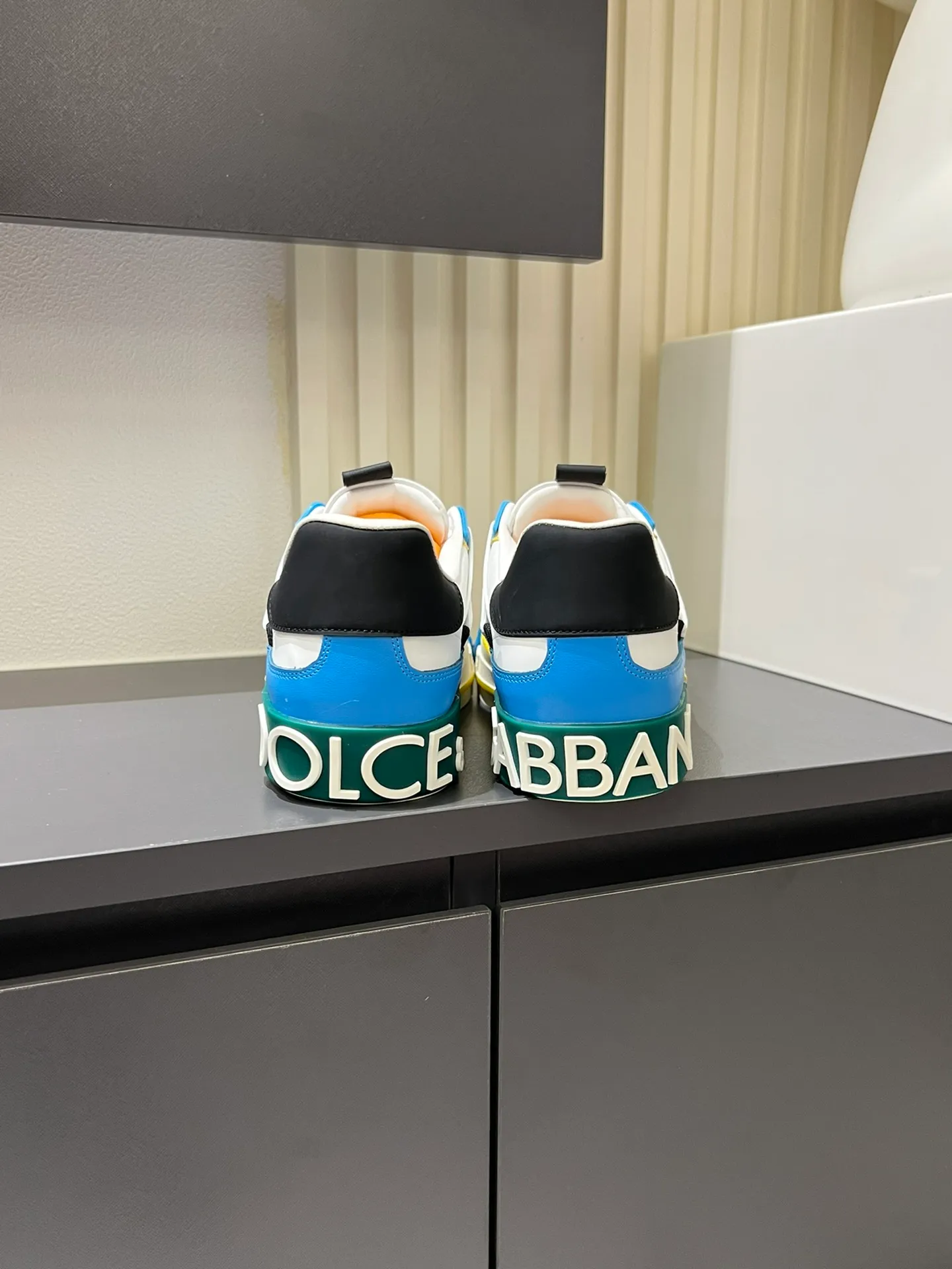 p480 Original order Couple model DG's new Custom 2.Zero sneakers combine the characteristic elements of the brand's two classic series, combining the simple and elegant silhouette of Portofino with the urban and capable attitude of Miami. Calfskin upper with contrasting details, micro-injection rubber logo on the side, laminated Dauphine leather heel, sheepskin lining, original outsole Size: Women's 35-40 (34, 41 can be ordered), Men's 38-44 (45, 46 can be customized)
